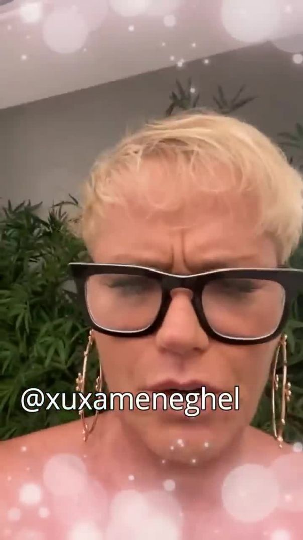 Xuxa mostrando que está careca e velha